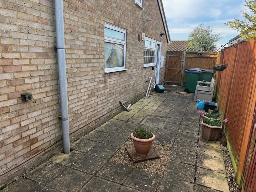 Lot: 152 - TWO-BEDROOM BUNGALOW - Side courtyard